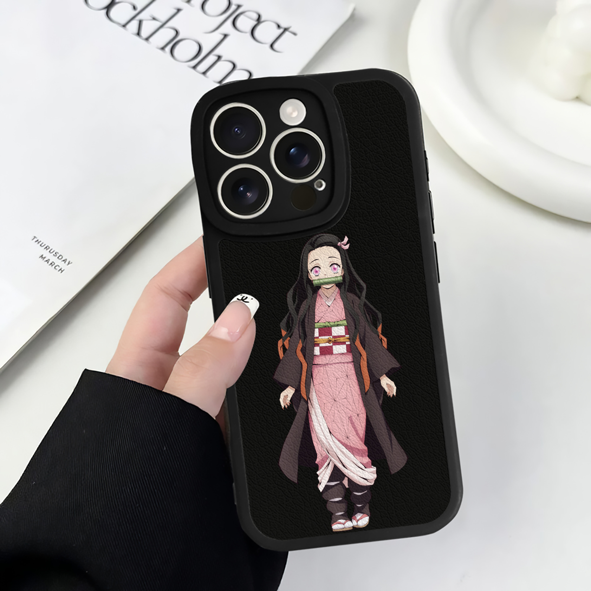 （画像用） 鬼滅の刃（きめつのやいば）竈門 禰󠄀豆子／かまど ねずこ Kamado Nezuko 【iPhone 16シリーズ対応】シリコンスマホケース（レザー調） 材質：シリコン